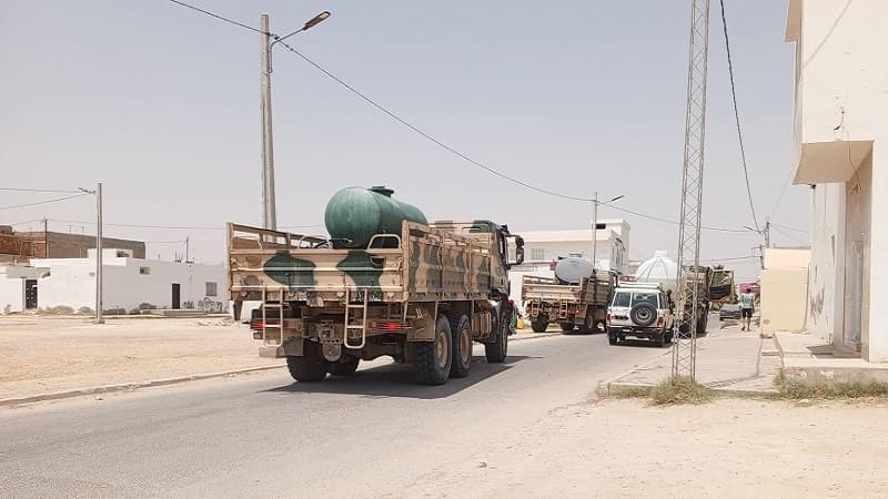 Army and guard supply water in Sakhira and Metloui