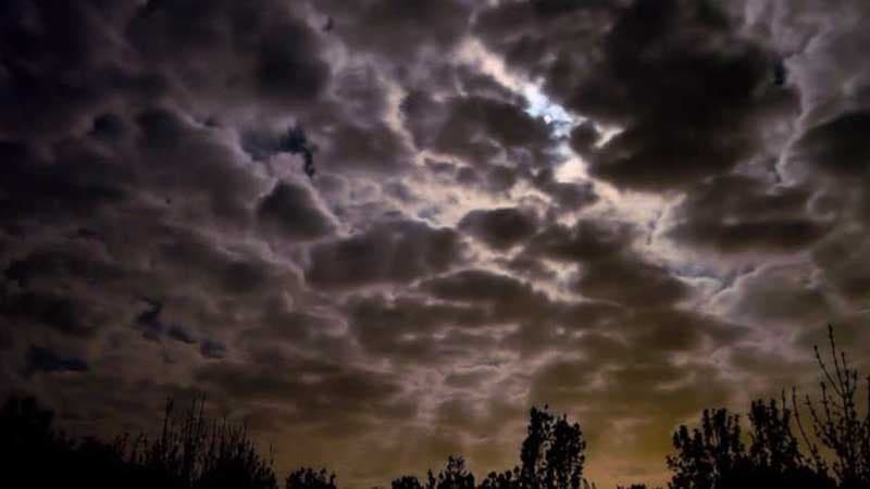 سحب عابرة تتنقل بالأجواء