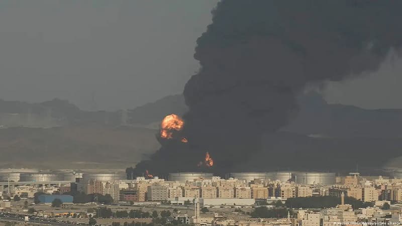 السعودية تستهدف صنعاء والحوثييون يھددون