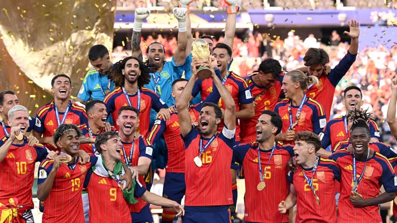 نجوم إسبانيا يتلقون هدية من الفيفا بعد كأس العالم