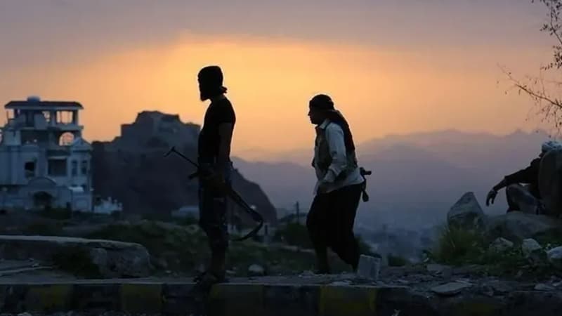 حفر خنادق وتلغيم البحر قرب باب المندب