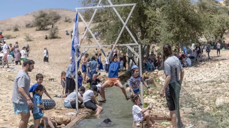Israeli settlers take Palestinian water