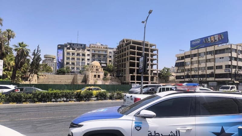سوريا محتجون يقتحمون مقرا أمنيا في دوما