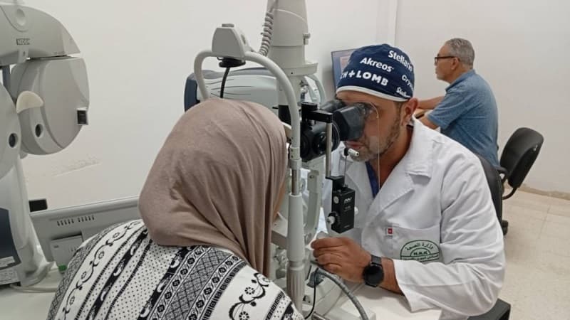 مستشفى القصرين تُجري عملية دقيقة تعيد الرؤية لمريضة بالسكري
