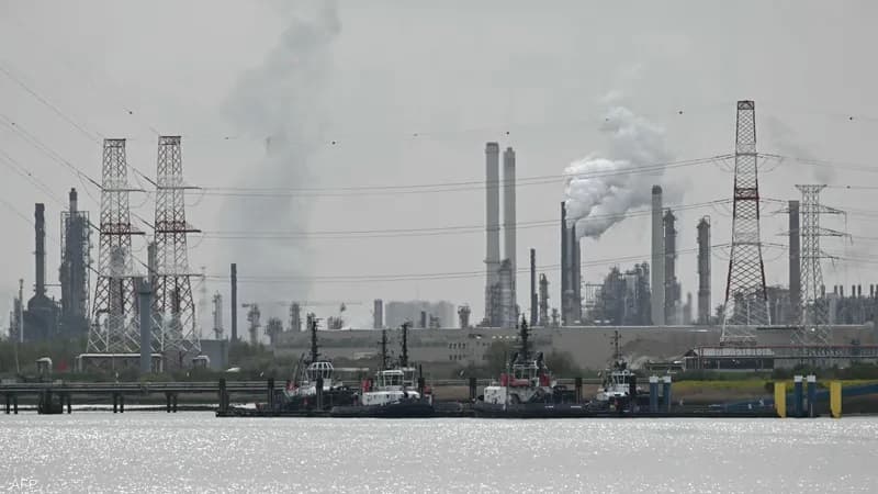 Toxic leak injures dozens in a European port disaster