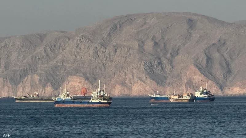 سفينة بحرية تتعرض لمقذوف قبالة خصب