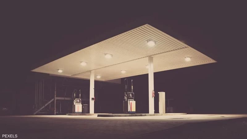 زوج يترك زوجته في محطة وقود لمدة 6 ساعات