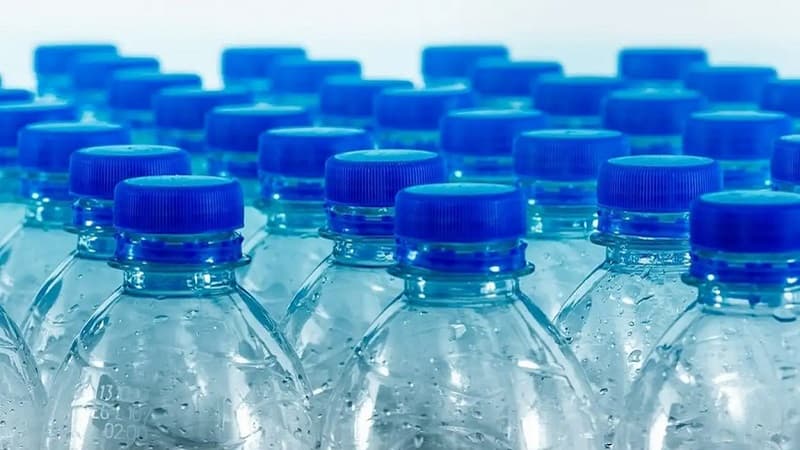 غرفة تجارة المواد الغذائية تتوقع استقرار سوق المياه المعبأة قريبا