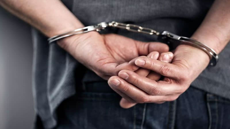 القبض على الأب بعد إلقائه ابنته من الطابق الثالث ووفاة رضيعة