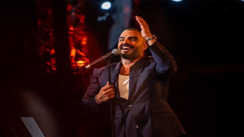 جمهور الحمامات يردد كلمات عطية