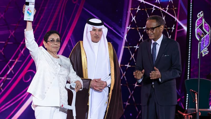 جمهور قرطاج يقدّم لطيبة القفصي وسام الحب