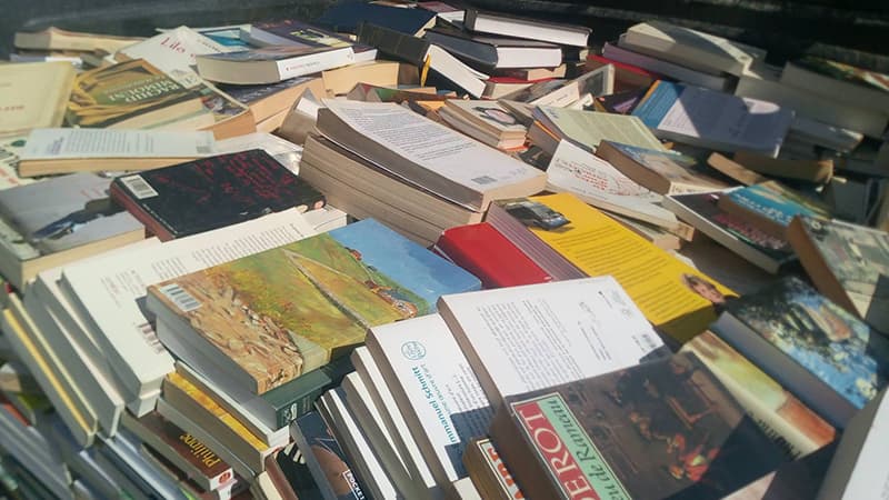 عائلة أستاذة تقدم مكتبتها للمعهد بباجة