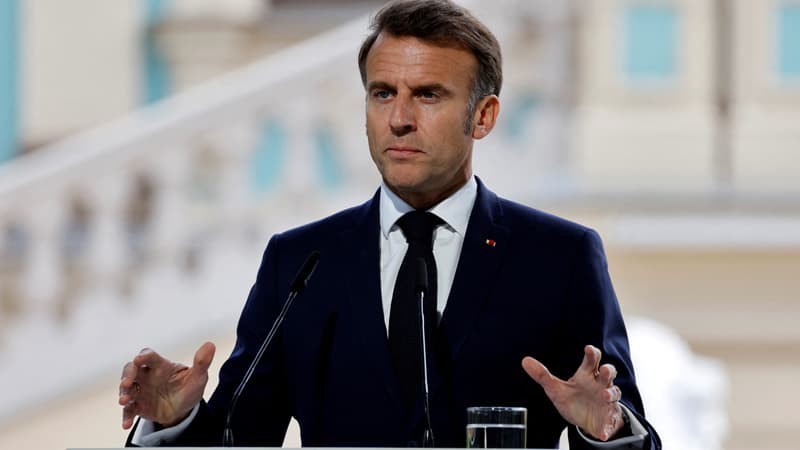 Macron Warns of Tough Weeks