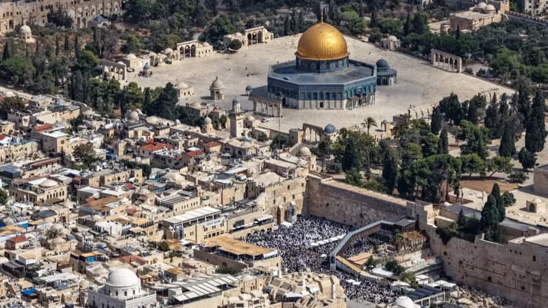 Settlers storm Al-Aqsa and clash with Palestinians