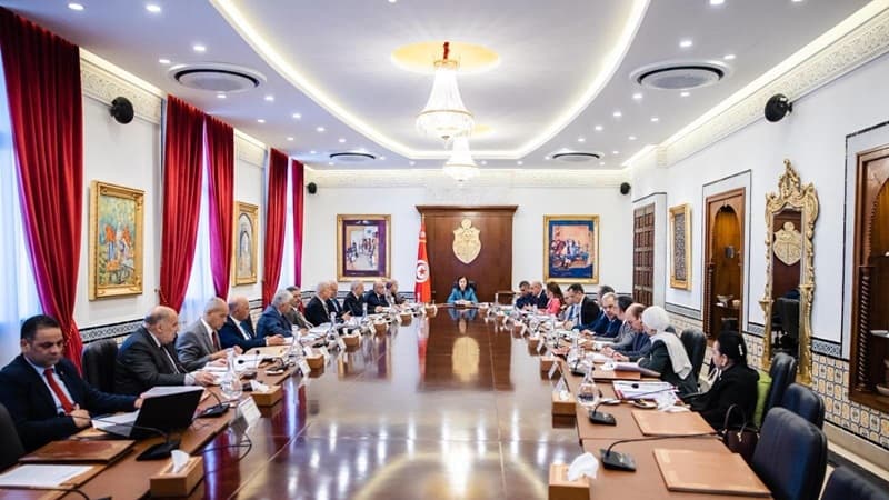 رئيسة الحكومة تؤكد ضرورة ترسيخ ثقافة العمل وتسريع إنجاز المشاريع