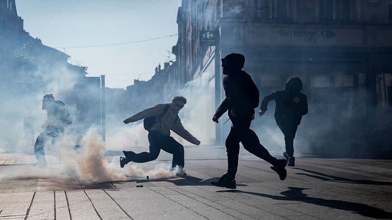 France detains around 1,000 students