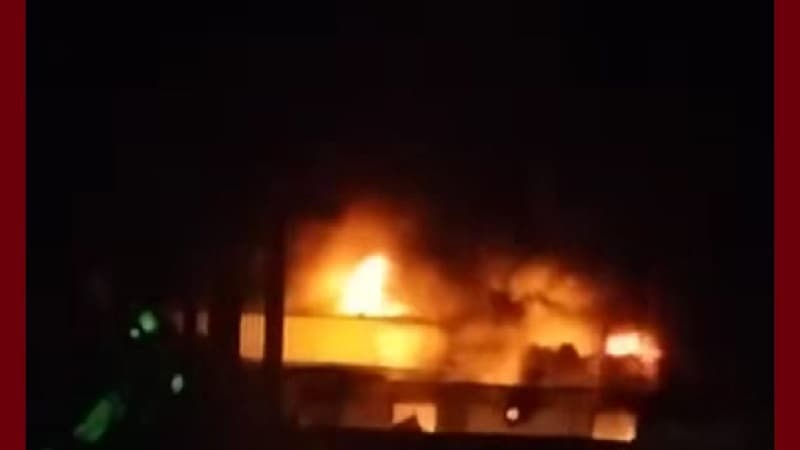 محتجون يشعلون مصنع الذباب بوزلفة