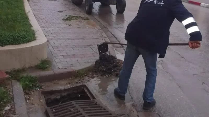 بلدية تونس تحذر من إلقاء المخلفات في بالوعات الأمطار