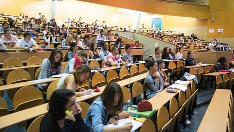 متابعة نشاط الطب المدرسي والجامعي