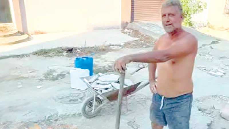 Foreign tourist repairs road in Bizerte