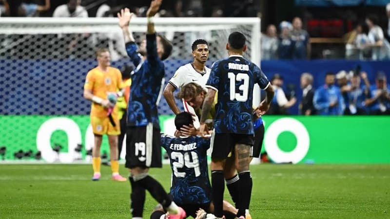 بيلينغهام يضرب لاعب الأرجنتين أثناء الاحتفال بالتأهل بعد مباراة كأس العالم (فيديو)