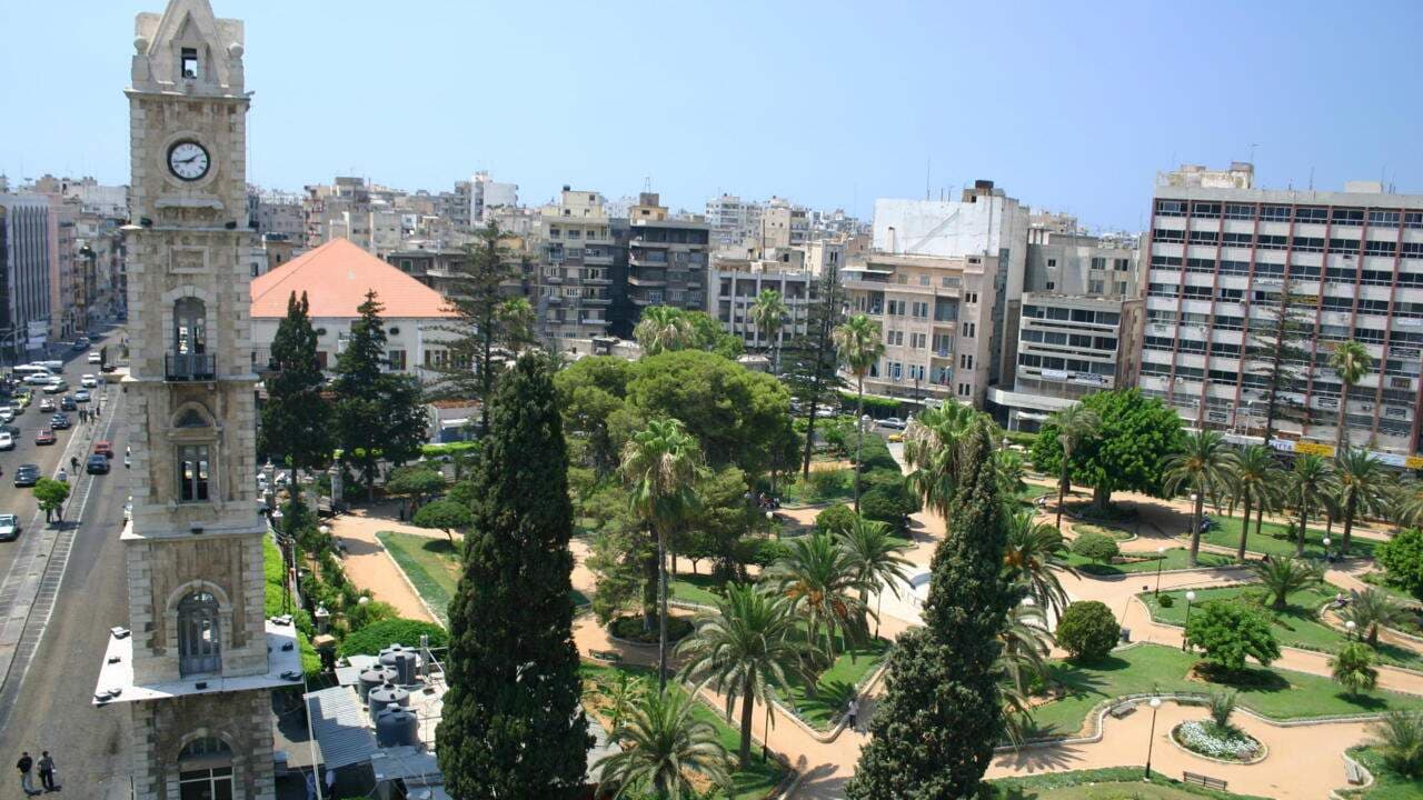 حادث غريب بسيارة فوق الشرفة
