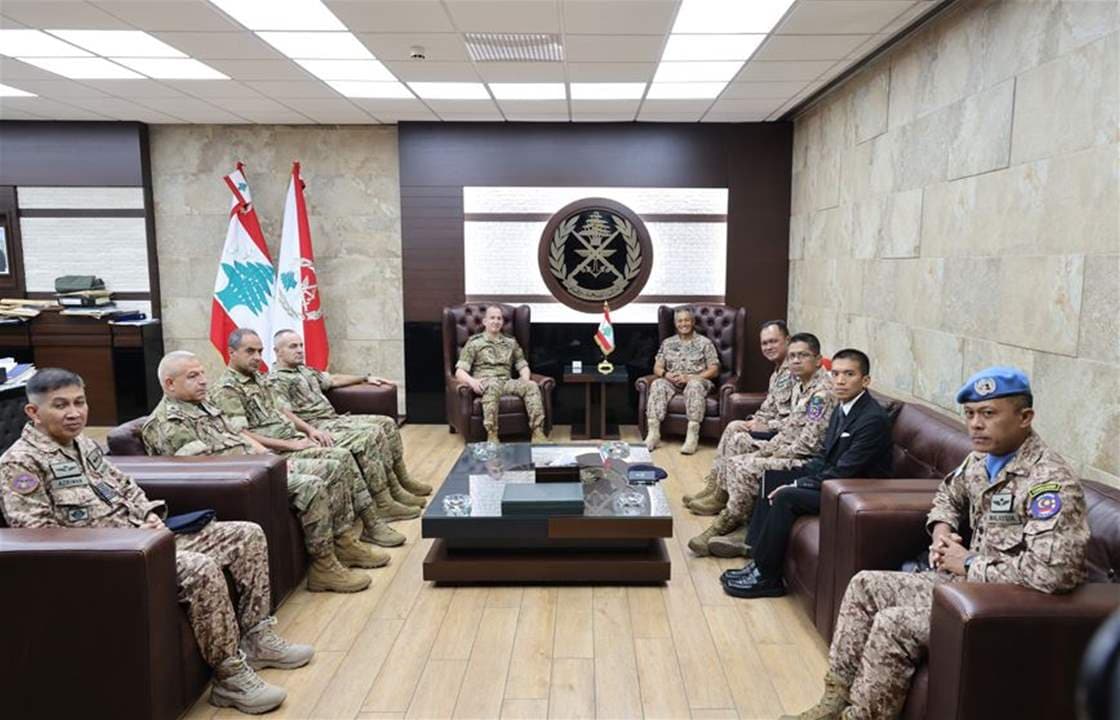 Army commander reviews south developments with Malaysian force