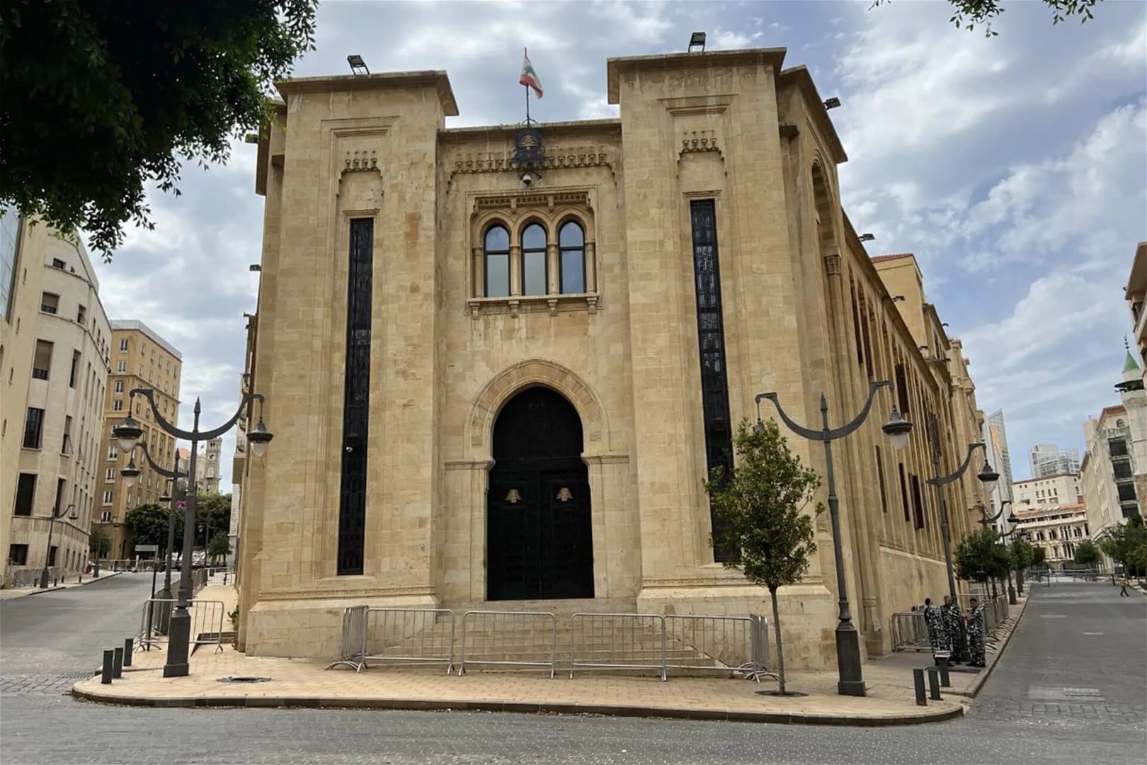 نائب بيروت يسأل عن شقق رأس النبع