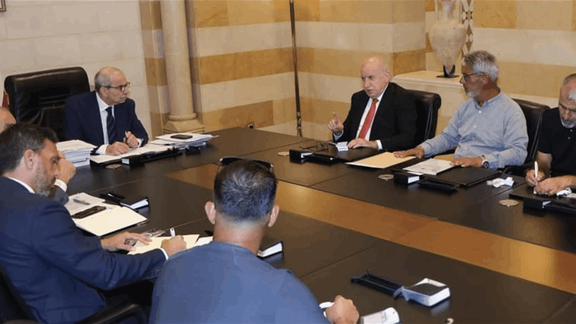 سلام يؤكد أولوية إعادة إعمار البلدات الجنوبية