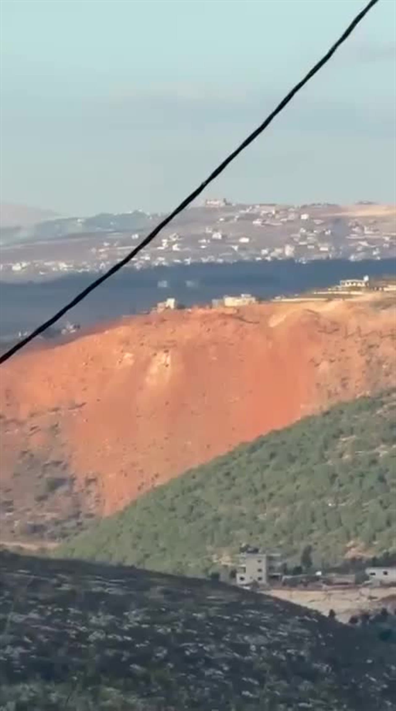 جزء من جبل يتهاوى جنوبيًا بسبب تفجيرات إسرائيل