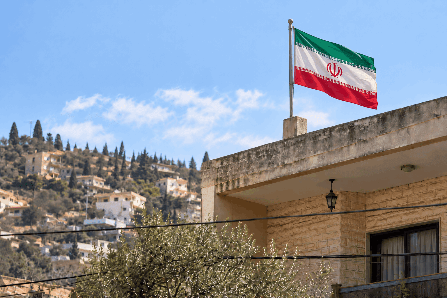 القضاء يطلب إزالة العلم الإيراني من منزل جنوب لبنان