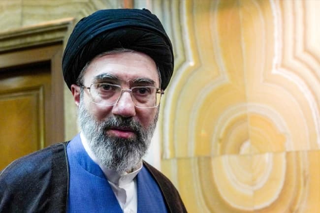 هل يتواجد مجتبى في جنازة والده سراً