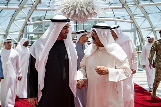 سمو الأمير وولي العهد يُرحب بمستقبل رئيس دولة الإمارات لدى وصوله للبلاد في زيارة أخوية