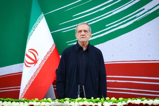 الرئيس الإيراني يلتقي بالمرشد لسبع ساعات