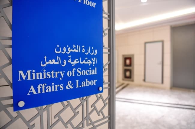 «الشؤون» تتابع موظفي فوق 67 عاما