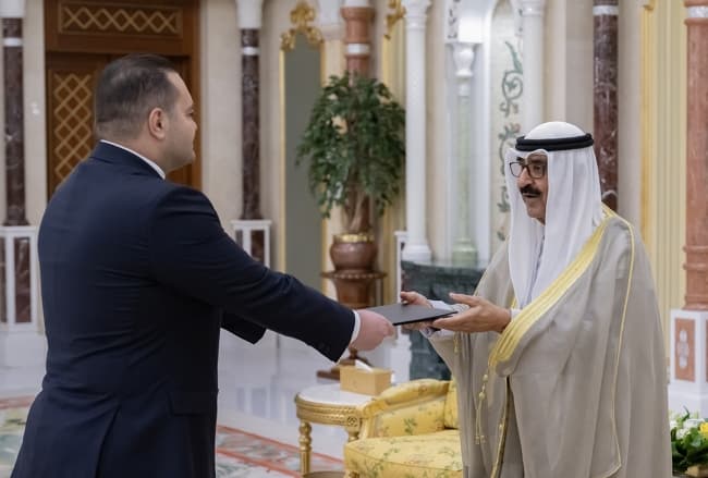 سمو الأمير يتلقى أوراق اعتماد سفراء الكويت