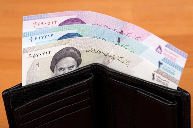 Iranians Seek Dollars and Gold Despite Censorship