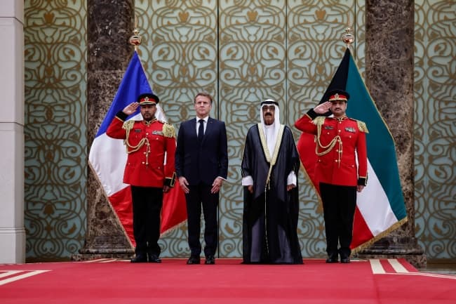 الرئيس الفرنسي يبدأ زيارة للكويت