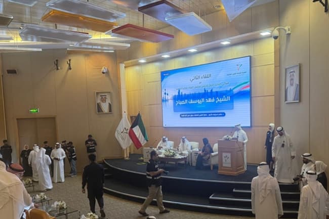 اليوسف يعقد جلسة مع رجال الأعمال
