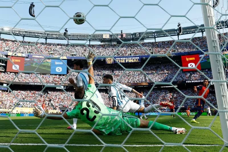Spain wins with Torres' late goal