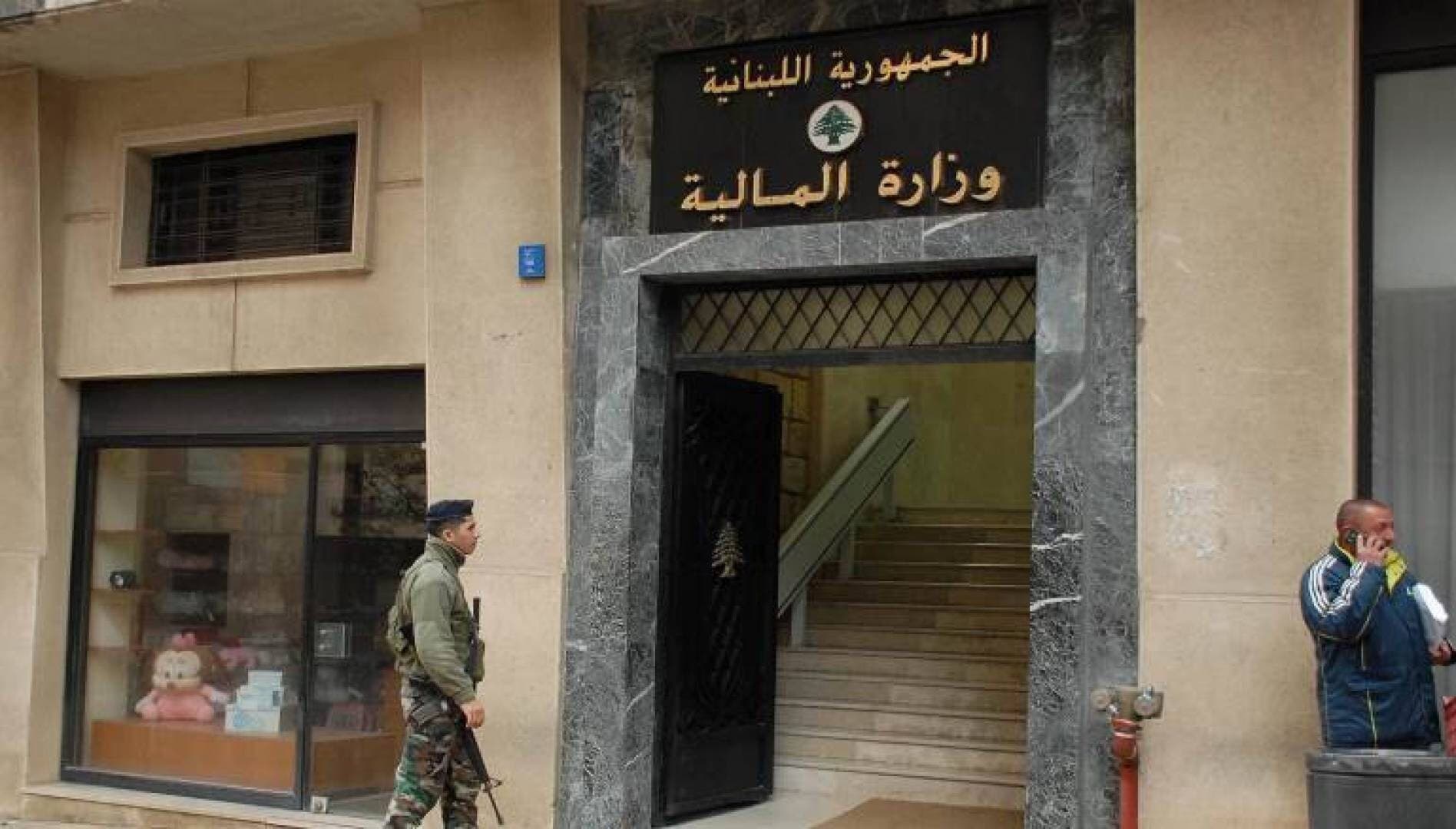 المالية توضح قرار آلية رسم خروج المسافرين