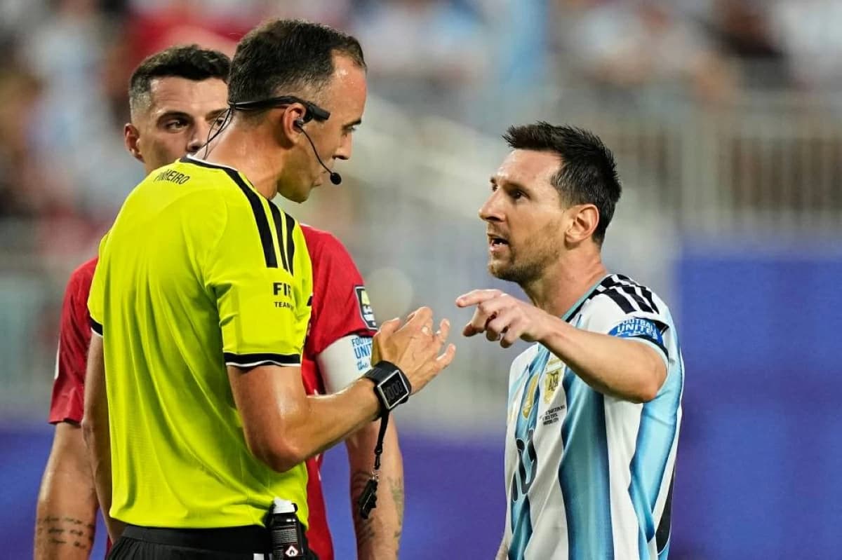 ميسي يوبّخ حكم مباراة سويسرا ويطالبه بالاحترام