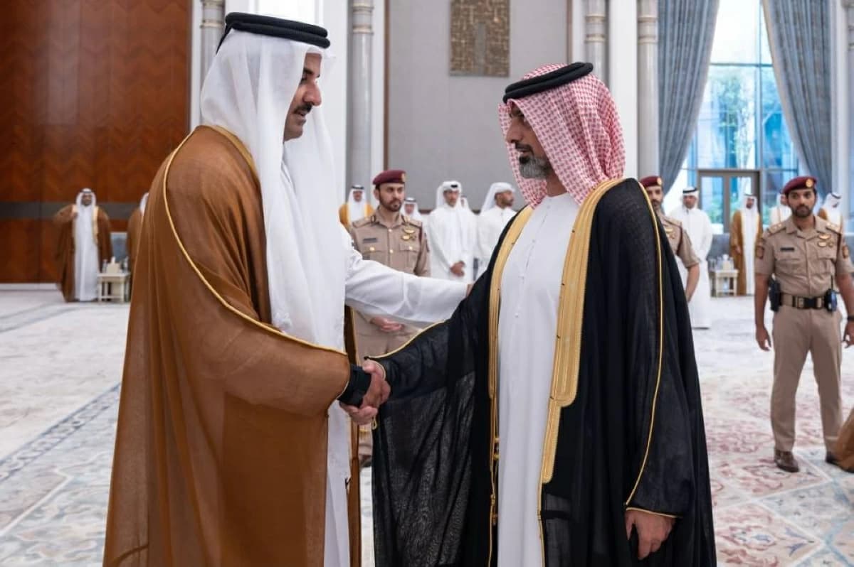 عمار بن حميد يعزي أمير قطر في وفاة الشيخ حمد بن خليفة