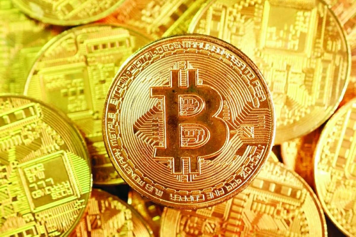 Bitcoin remains stable near $62,000