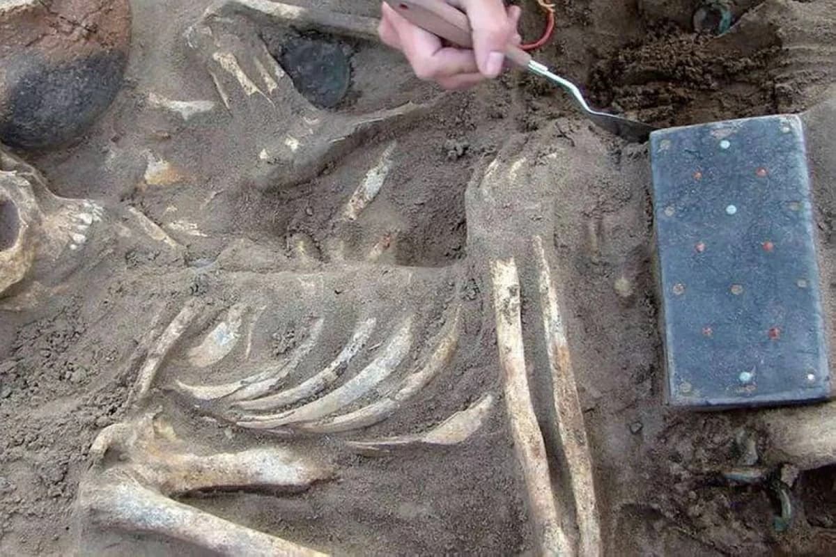 اكتشاف روسي يحيّر العلماء في مقبرة عمرها 2137 عاماً تخص آيفون
