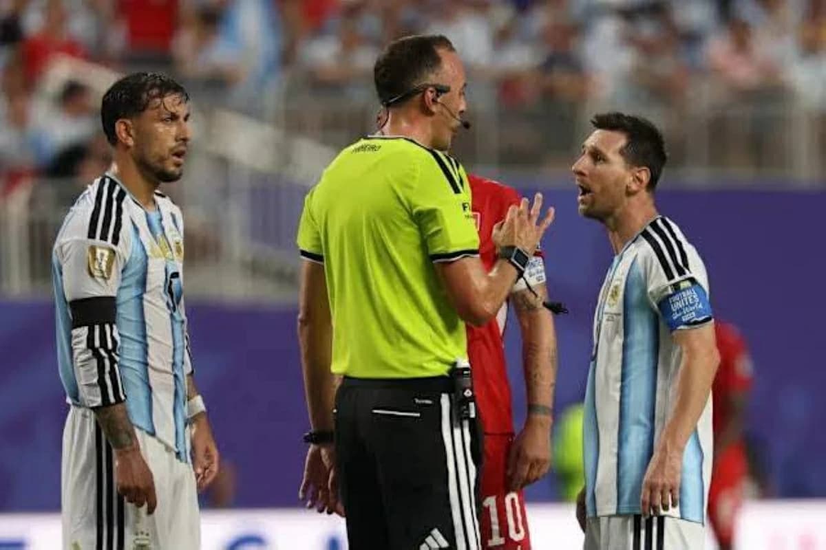 تقرير: FIFA يعين حكم ميسي المفضل لمباراة إنجلترا والأرجنتين في نصف نهائي كأس العالم