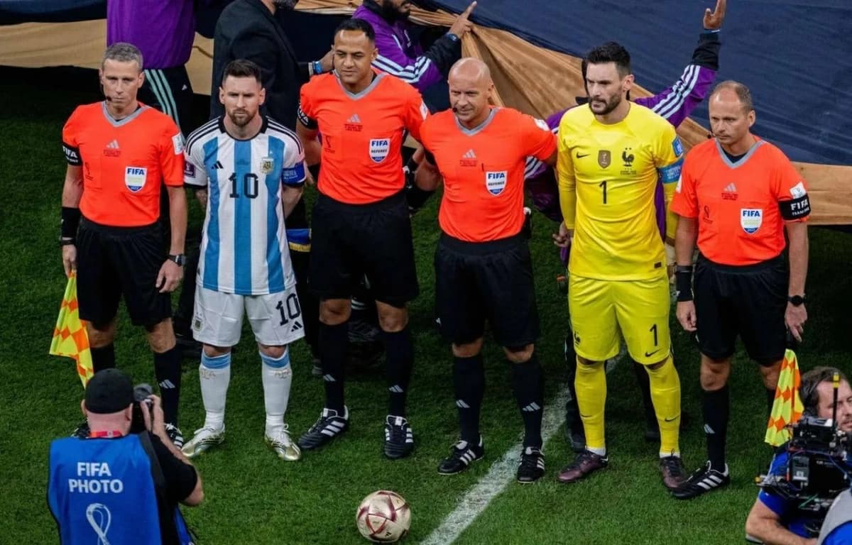 إنجلترا تتهم حكم ميسي المفضل بالتحيز في المباراة