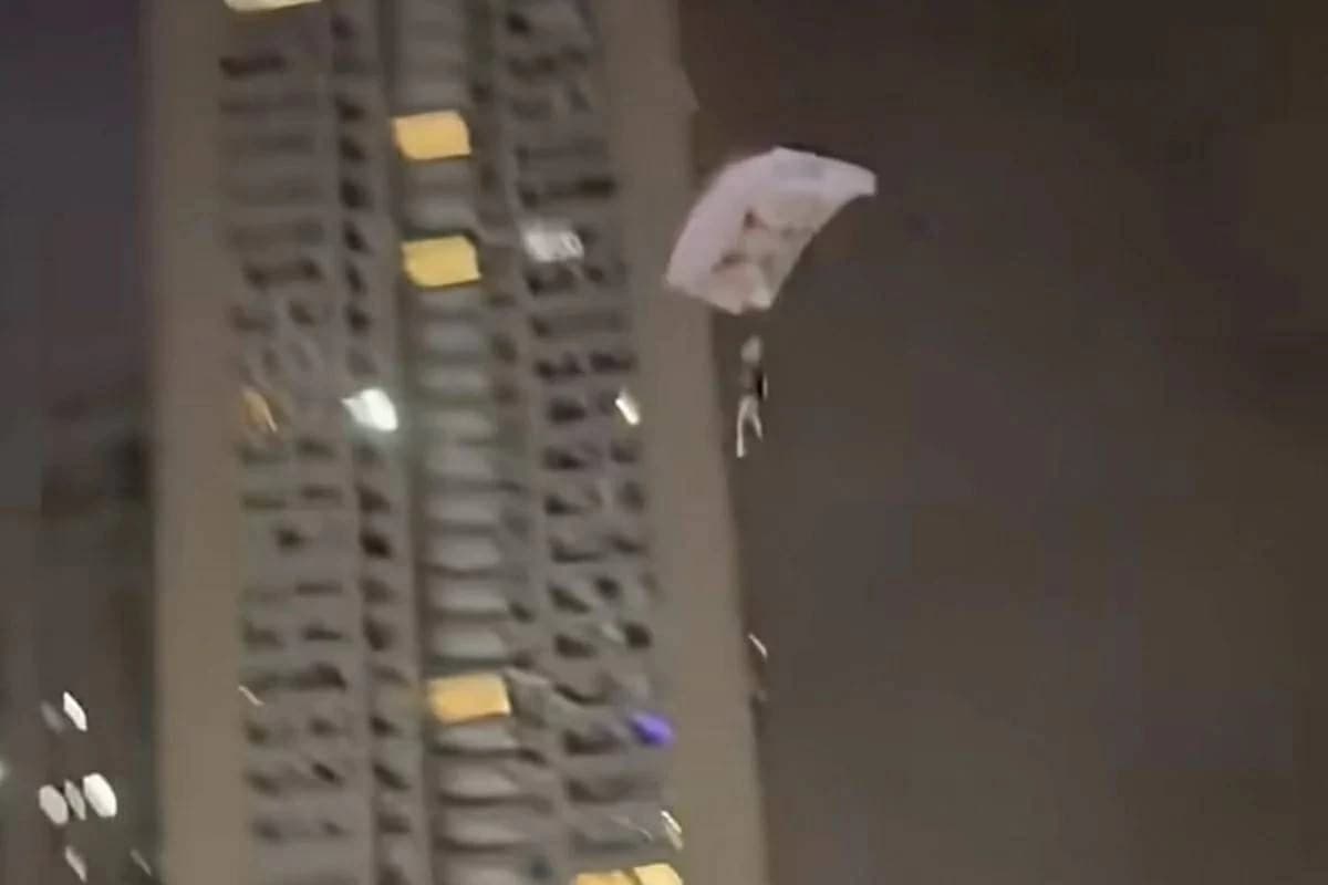 شاب يقفز بالمظلة من مبنى سكني بحثًا عن متابعين على وسائل التواصل الاجتماعي