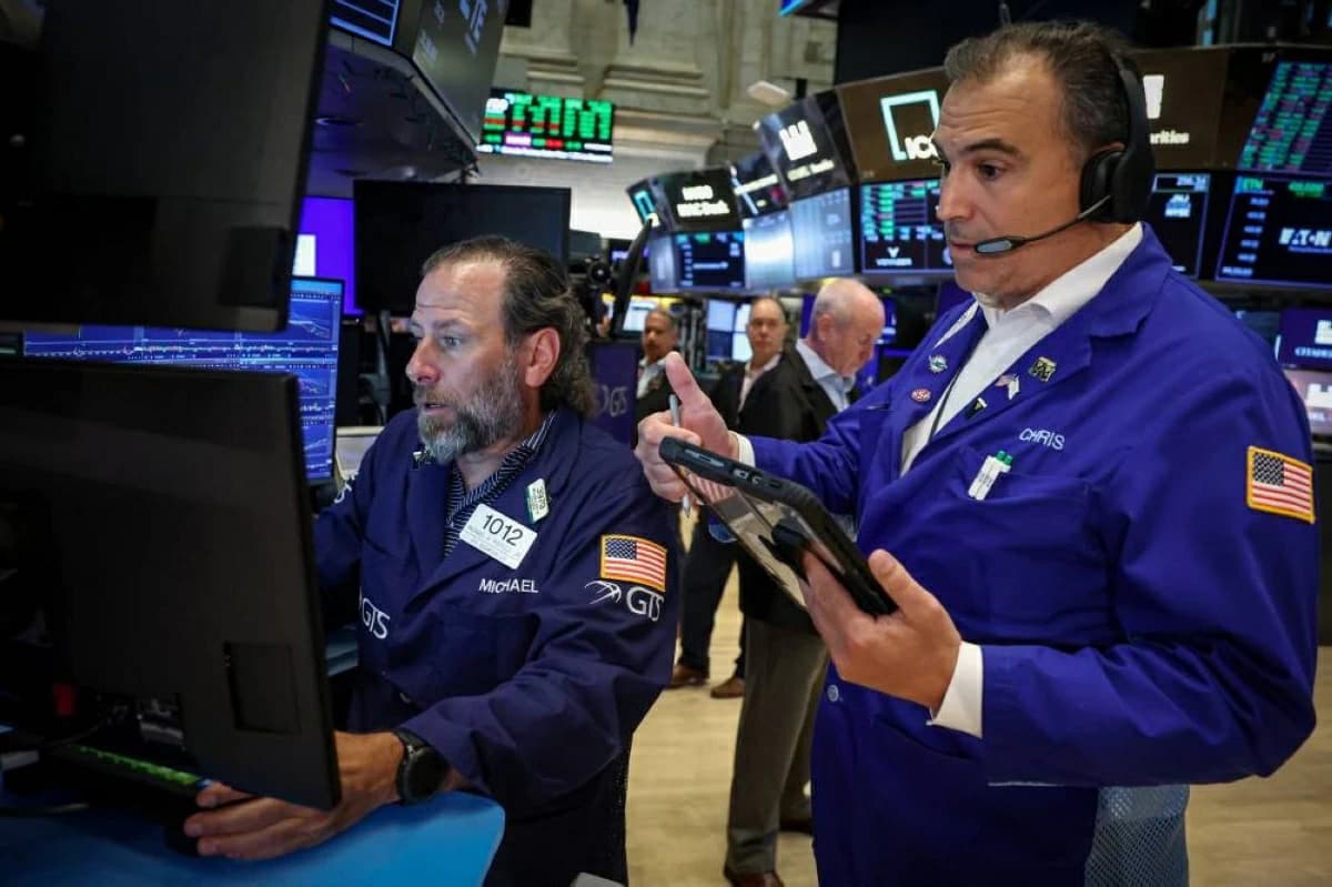 Wall Street Wavers as Chip Stocks Decline