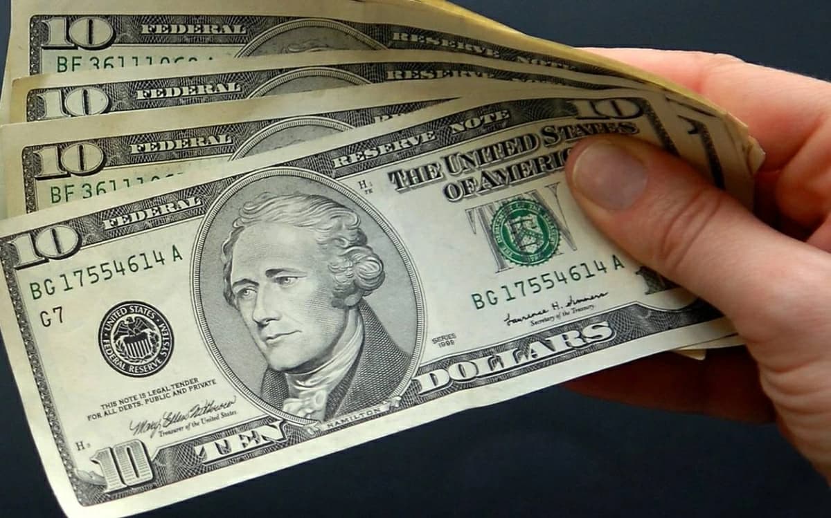 تقلص رهانات خفض الفائدة والدولار يفقد 0.24% في أسبوع